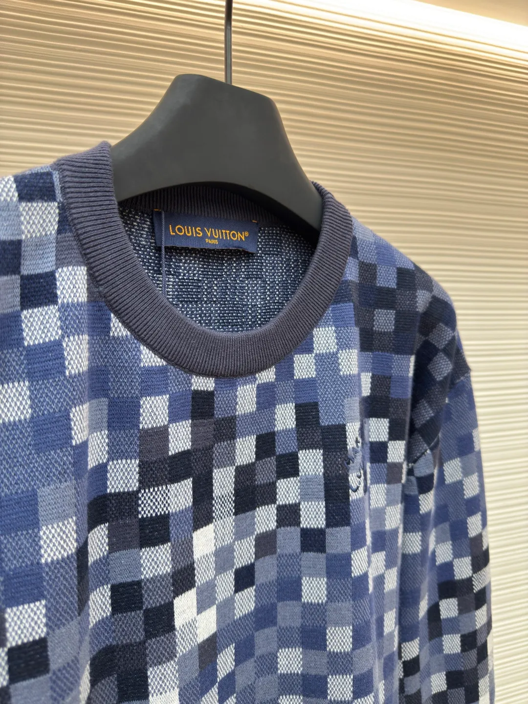 LOUIS VUITTON mosaic jacquard pullover ●Authentic product: 15600 purchased and developed ●Item number: 1680304-C55 ●Fabric: cotton fabric ●Technology: jacquard production ●Version: fitted version ●Weight: about 610 grams ●Size: elements, showing a delicate texture like snake leather. The intricate jacquard texture reflects Micro Der details, and the embroidered logo embellishes the chest, making it easy to integrate into everyday looks. Standard fit with all-over Snakoflage jacquard logo embroidered on the chest, Marque at center back, 1.VuittonDeposee embroidered patches at ribbed collar, cuffs and hem. The overall wiring is straight and delicate, the fabric is comfortable and soft, and the color is consistent without color difference. It can be matched with the same style to create a fashionable look and control various occasions. Customized accessories, complete with three standards, same style for men and women!